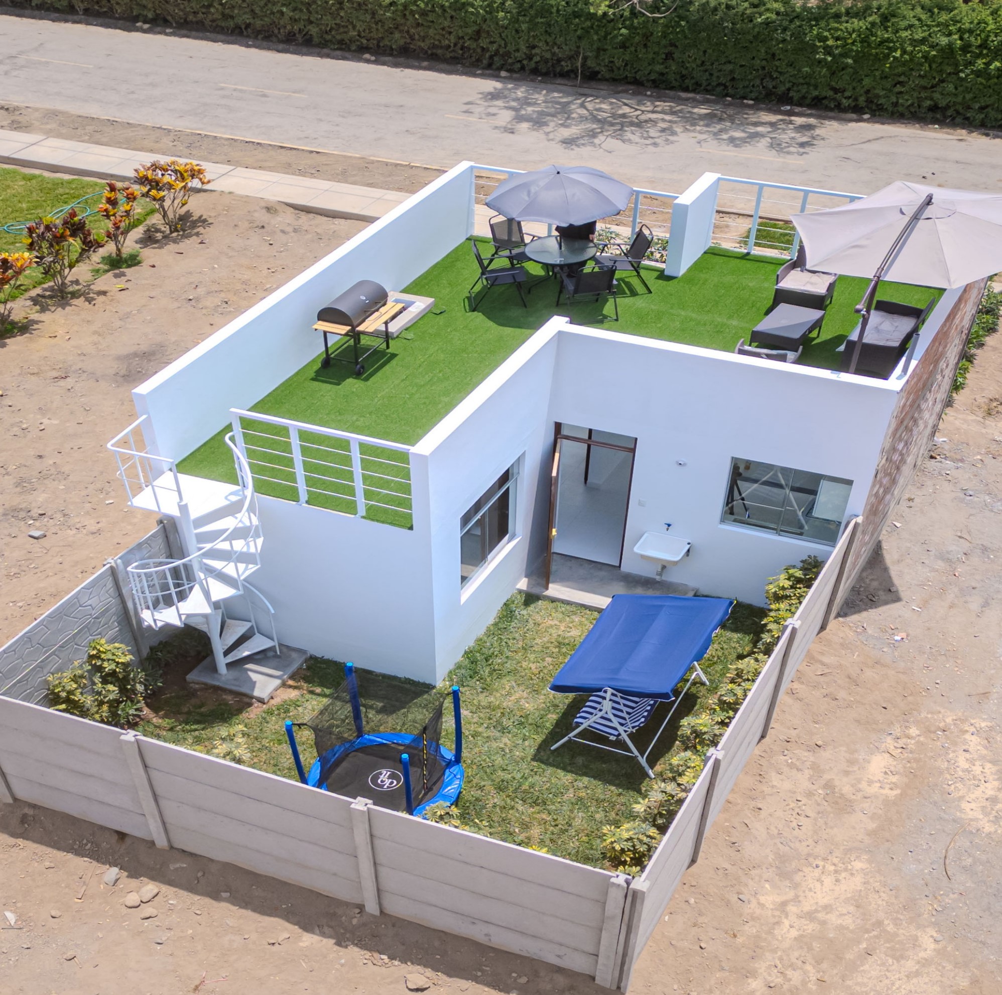 Parte posterior real de la casa y acceso a la terraza